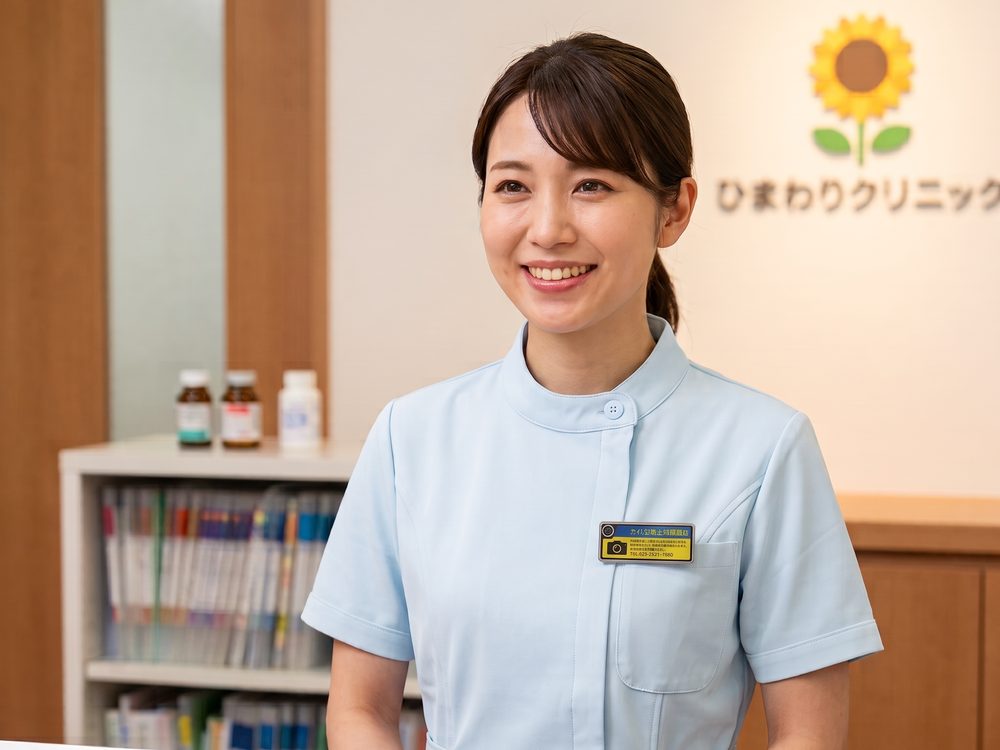 クリニックの受付でCareMemoryを着けたスタッフ